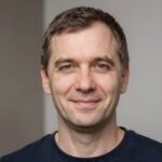Улыбающийся клиент Id Shen You, предпочитающий играть в бесплатные слоты исключительно с мобильного телефона