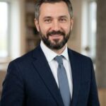 Довольный клиент Id Shen You, выбравший оптимальный сайт с бесплатными спинами через таблицу сравнения